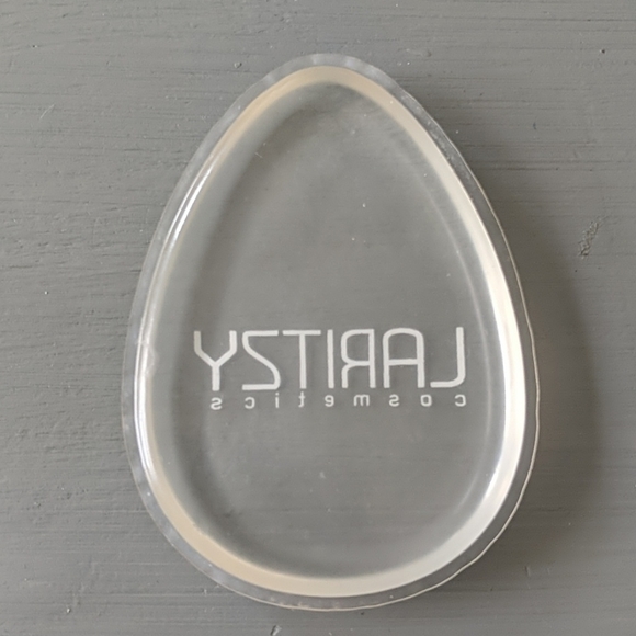 FREE WITH PURCHASE! Laritzy Cosmetics Silicone Beauty Blender - Picture 2 of 2
